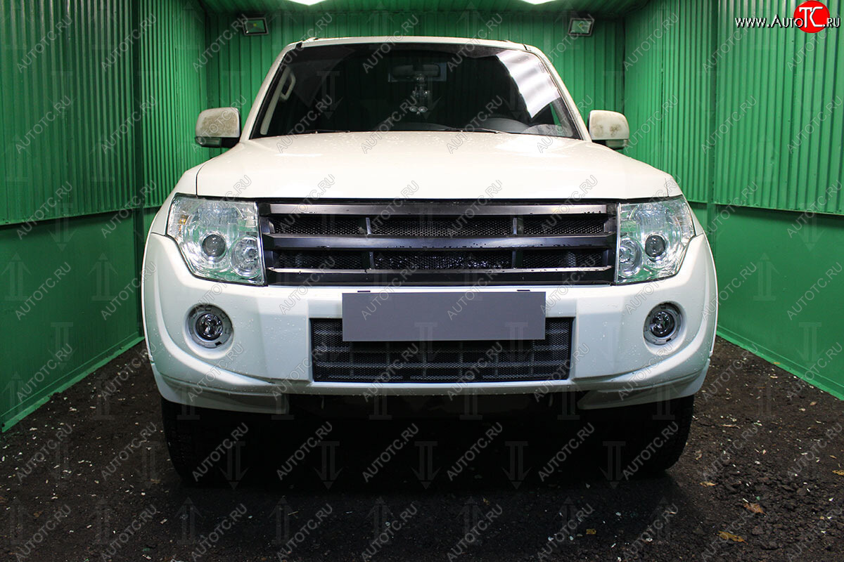 3 169 р. Защитная сетка в бампер (низ, ячейка 3х7 мм) Стрелка11 Стандарт  Mitsubishi Pajero ( 4 V90,  4 V80) (2011-2015) 1-ый рестайлинг, 3 дв. 1-ый рестайлинг (Чёрная)  с доставкой в г. Пермь