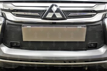Защитная сетка в бампер (верх, ячейка 3х7 мм) Стрелка11 Премиум Mitsubishi Pajero Sport QE дорестайлинг (2015-2021) (Чёрная)