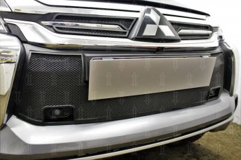 3 689 р. Защитная сетка в бампер (верх, ячейка 3х7 мм) Стрелка11 Премиум Mitsubishi Pajero Sport QE дорестайлинг (2015-2021) (Чёрная)  с доставкой в г. Пермь. Увеличить фотографию 2