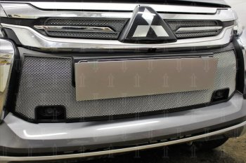 3 799 р. Защитная сетка в бампер (верх, ячейка 3х7 мм) Стрелка11 Премиум Mitsubishi Pajero Sport QE дорестайлинг (2015-2021) (Хром)  с доставкой в г. Пермь. Увеличить фотографию 2