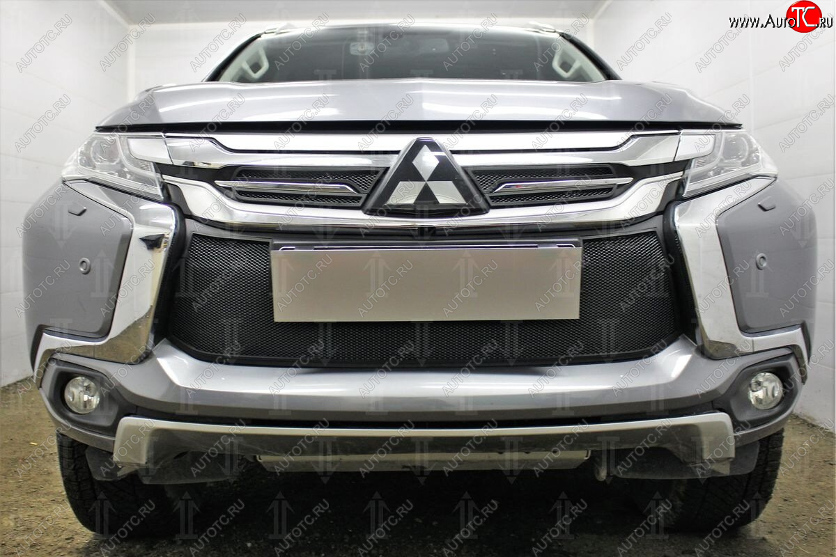 4 299 р. Защитная сетка в бампер (низ, ячейка 3х7 мм) Стрелка11 Стандарт Mitsubishi Pajero Sport QE дорестайлинг (2015-2021) (Чёрная)  с доставкой в г. Пермь