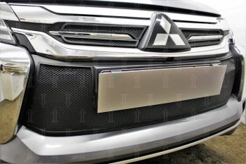 4 299 р. Защитная сетка в бампер (низ, ячейка 3х7 мм) Стрелка11 Стандарт Mitsubishi Pajero Sport QE дорестайлинг (2015-2021) (Чёрная)  с доставкой в г. Пермь. Увеличить фотографию 2