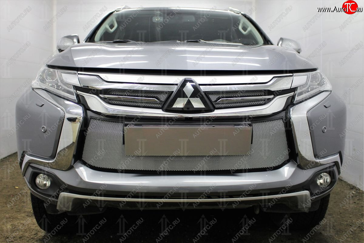 4 499 р. Защитная сетка в бампер (низ, ячейка 3х7 мм) Стрелка11 Стандарт Mitsubishi Pajero Sport QE дорестайлинг (2015-2021) (Хром)  с доставкой в г. Пермь