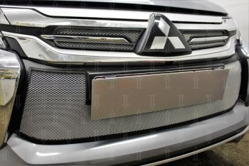 4 499 р. Защитная сетка в бампер (низ, ячейка 3х7 мм) Стрелка11 Стандарт Mitsubishi Pajero Sport QE дорестайлинг (2015-2021) (Хром)  с доставкой в г. Пермь. Увеличить фотографию 3
