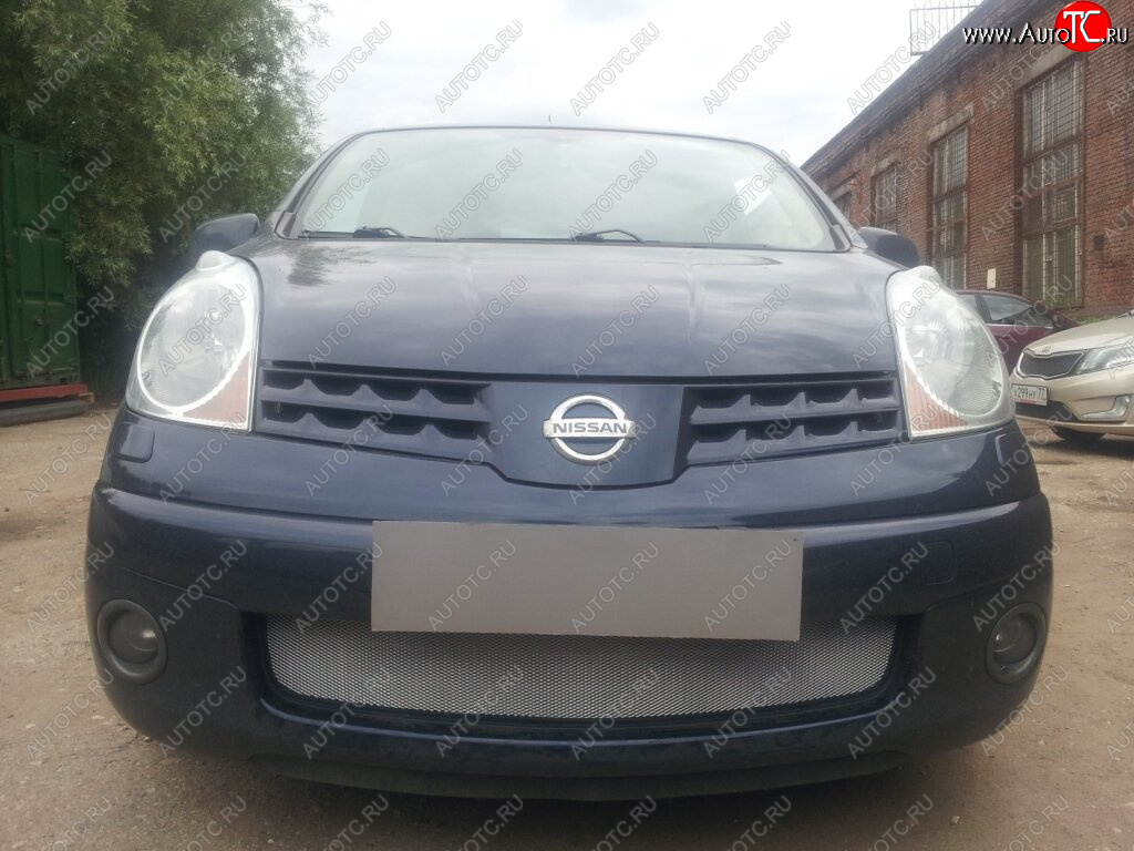3 179 р. Защитная сетка в бампер (низ, ячейка 3х7 мм) Стрелка11 Стандарт  Nissan Note  1 (2004-2008) E11 дорестайлинг (Хром)  с доставкой в г. Пермь