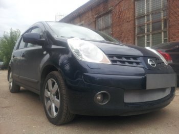 3 179 р. Защитная сетка в бампер (низ, ячейка 3х7 мм) Стрелка11 Стандарт  Nissan Note  1 (2004-2008) E11 дорестайлинг (Хром)  с доставкой в г. Пермь. Увеличить фотографию 3