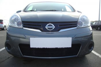 Защитная сетка в бампер (низ, ячейка 3х7 мм) Стрелка11 Стандарт Nissan Note 1 E11 рестайлинг (2008-2013) (Чёрная)