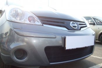 2 999 р. Защитная сетка в бампер (низ, ячейка 3х7 мм) Стрелка11 Стандарт Nissan Note 1 E11 рестайлинг (2008-2013) (Чёрная)  с доставкой в г. Пермь. Увеличить фотографию 3