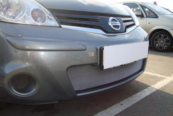 3 179 р. Защитная сетка в бампер (низ, ячейка 3х7 мм) Стрелка11 Стандарт Nissan Note 1 E11 рестайлинг (2008-2013) (Хром)  с доставкой в г. Пермь. Увеличить фотографию 3