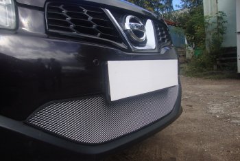 3 599 р. Защитная сетка в бампер (низ, ячейка 3х7 мм) Стрелка11 Стандарт  Nissan Qashqai  1 (2010-2013) J10 рестайлинг (Хром)  с доставкой в г. Пермь. Увеличить фотографию 2