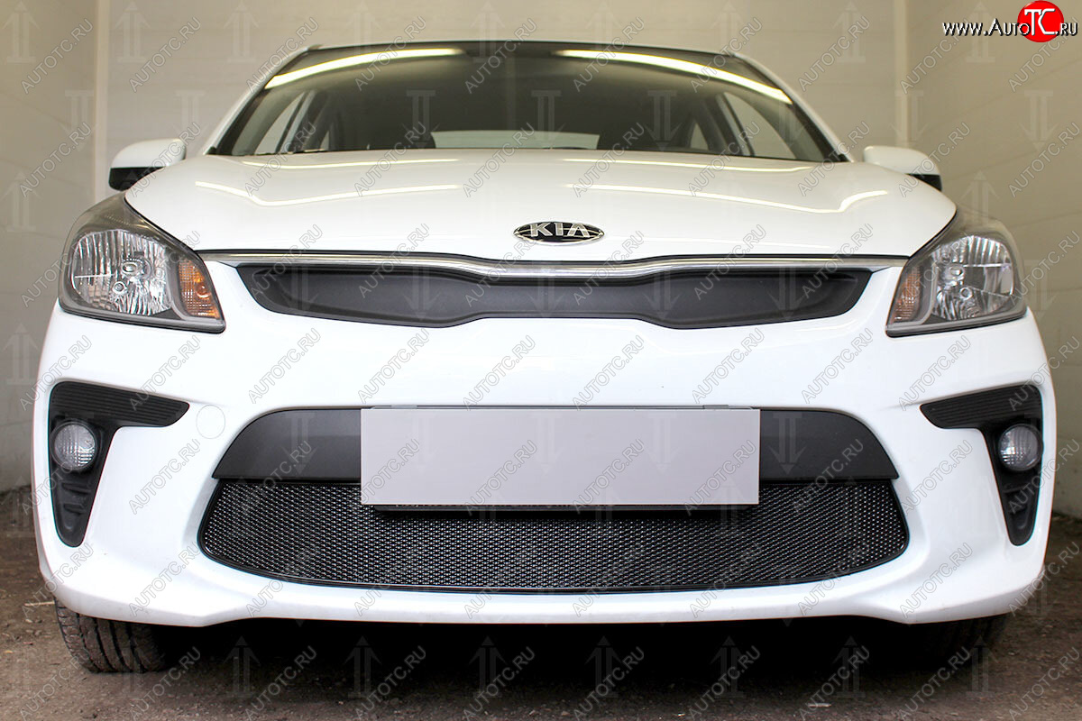 4 299 р. Защитная сетка в бампер (низ, ячейка 4х10 мм) Alfeco Премиум  KIA Rio  4 YB (2017-2020) дорестайлинг, хэтчбэк (Чёрная)  с доставкой в г. Пермь