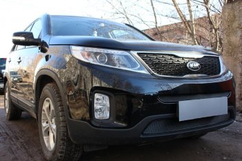 3 899 р. Защитная сетка в бампер (середина, ячейка 4х10 мм) Alfeco Премиум  KIA Sorento  XM (2012-2015) рестайлинг (Чёрная)  с доставкой в г. Пермь. Увеличить фотографию 3