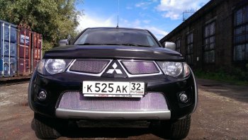 4 199 р. Защитная сетка в бампер (низ, ячейка 4х10 мм) Alfeco Премиум Mitsubishi L200 4  дорестайлинг (2006-2014) (Хром)  с доставкой в г. Пермь. Увеличить фотографию 2
