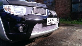 4 199 р. Защитная сетка в бампер (низ, ячейка 4х10 мм) Alfeco Премиум Mitsubishi L200 4  дорестайлинг (2006-2014) (Хром)  с доставкой в г. Пермь. Увеличить фотографию 3