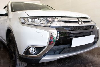8 649 р. Защитная сетка в бампер (3 части, с парктроником, ячейка 4х10 мм) Alfeco Премиум Mitsubishi Outlander GF 2-ой рестайлинг (2015-2018) (Чёрная)  с доставкой в г. Пермь. Увеличить фотографию 4