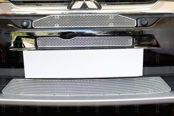 9 199 р. Защитная сетка в бампер (3 части, с парктроником, ячейка 4х10 мм) Alfeco Премиум Mitsubishi Outlander GF 2-ой рестайлинг (2015-2018) (Хром)  с доставкой в г. Пермь. Увеличить фотографию 2
