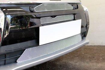 9 199 р. Защитная сетка в бампер (3 части, с парктроником, ячейка 4х10 мм) Alfeco Премиум Mitsubishi Outlander GF 2-ой рестайлинг (2015-2018) (Хром)  с доставкой в г. Пермь. Увеличить фотографию 3