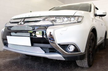 9 199 р. Защитная сетка в бампер (3 части, с парктроником, ячейка 4х10 мм) Alfeco Премиум Mitsubishi Outlander GF 2-ой рестайлинг (2015-2018) (Хром)  с доставкой в г. Пермь. Увеличить фотографию 5