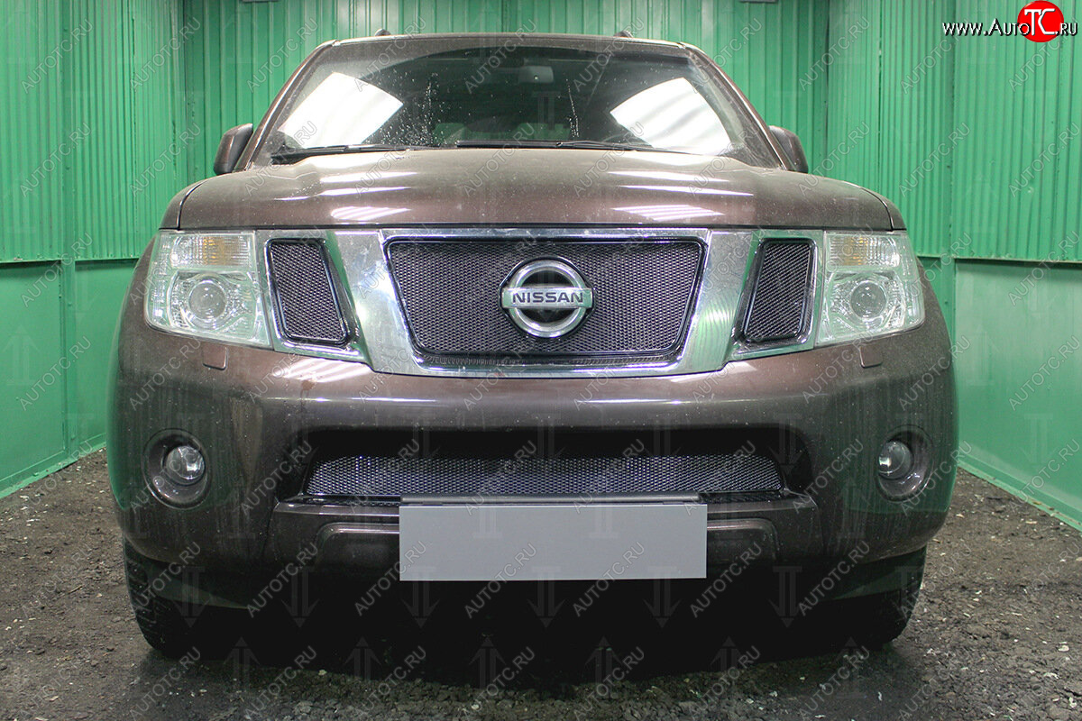 4 099 р. Защитная сетка в бампер (низ, ячейка 4х10 мм) Стрелка11 Премиум Nissan Navara 2 D40 рестайлинг (2010-2016) (Чёрная)  с доставкой в г. Пермь