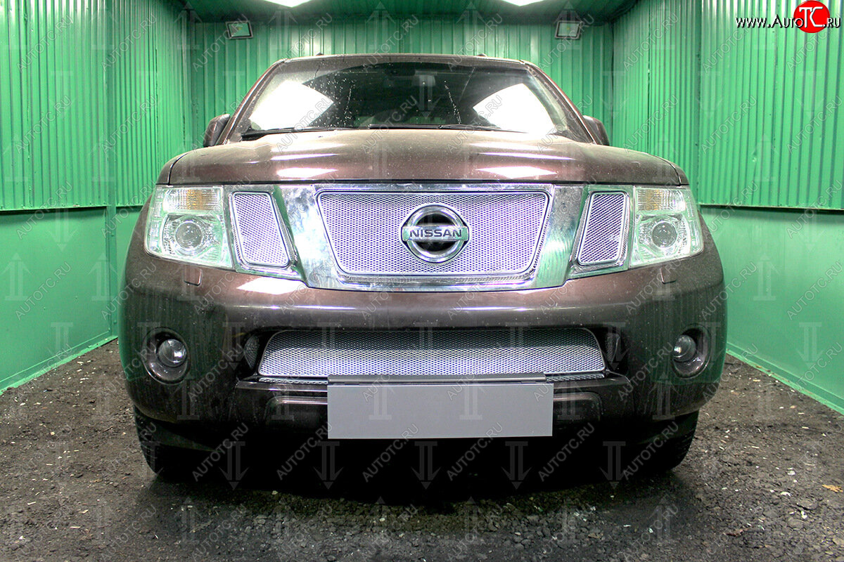 4 199 р. Защитная сетка в бампер (низ, ячейка 4х10 мм) Стрелка11 Премиум Nissan Navara 2 D40 рестайлинг (2010-2016) (Хром)  с доставкой в г. Пермь