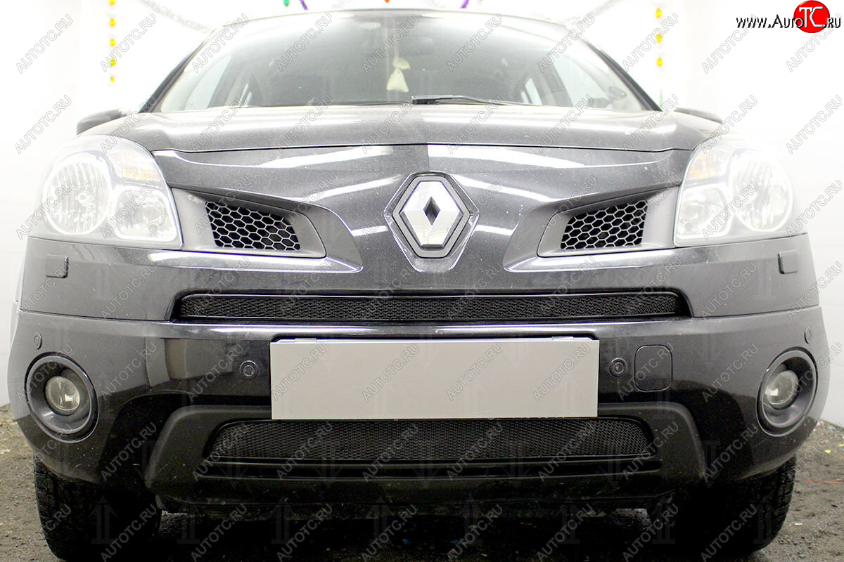 4 099 р. Защитная сетка в бампер (низ, ячейка 4х10 мм) Стрелка11 Премиум Renault Koleos Phase 1 (2007-2011) (Чёрная)  с доставкой в г. Пермь