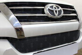 5 199 р. Защитная сетка в бампер (низ, ячейка 4х10 мм) Стрелка11 Премиум Toyota Fortuner AN160 дорестайлинг (2015-2020) (Чёрная)  с доставкой в г. Пермь. Увеличить фотографию 2
