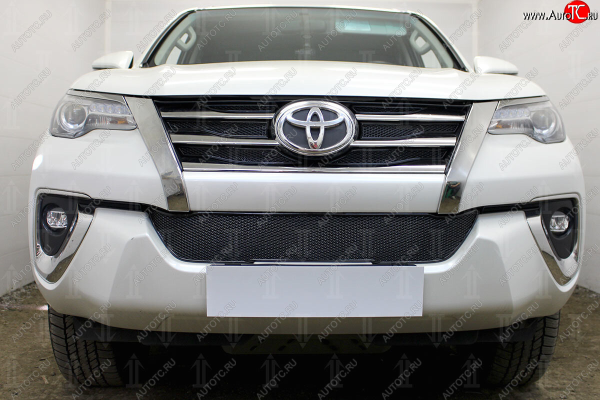 5 199 р. Защитная сетка в бампер (низ, ячейка 4х10 мм) Стрелка11 Премиум Toyota Fortuner AN160 дорестайлинг (2015-2020) (Чёрная)  с доставкой в г. Пермь