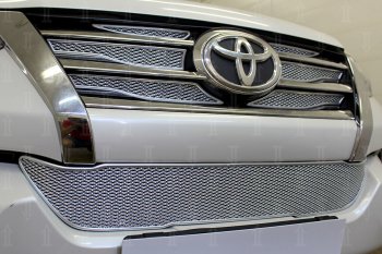 5 299 р. Защитная сетка в бампер (низ, ячейка 4х10 мм) Стрелка11 Премиум Toyota Fortuner AN160 дорестайлинг (2015-2020) (Хром)  с доставкой в г. Пермь. Увеличить фотографию 2