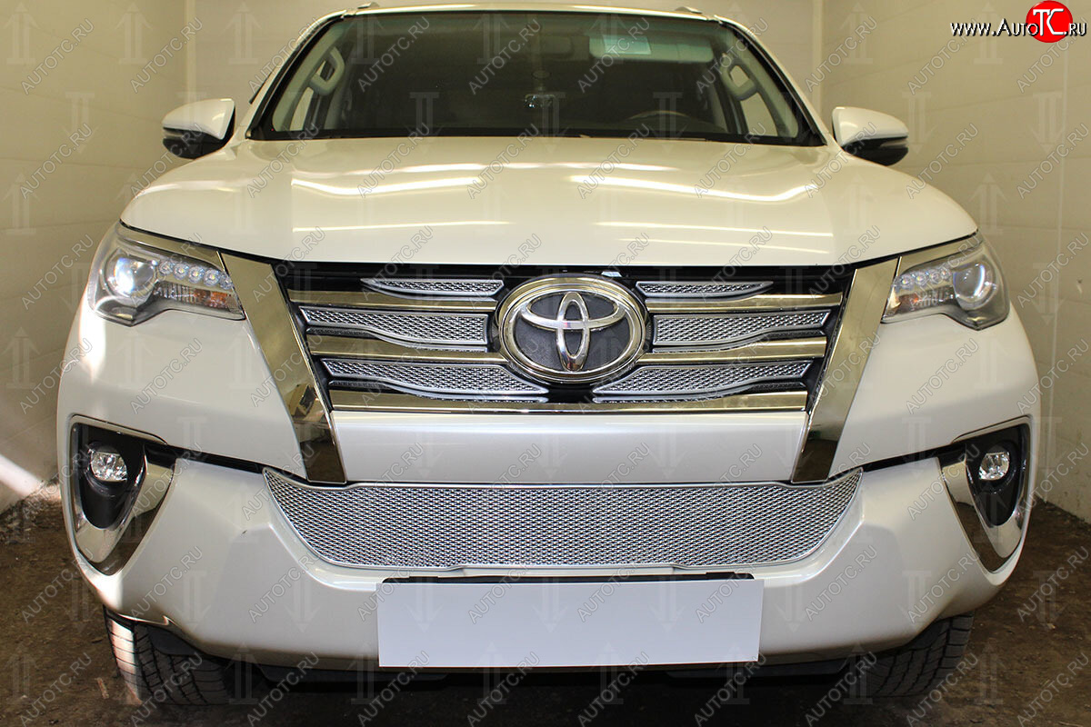 5 299 р. Защитная сетка в бампер (низ, ячейка 4х10 мм) Стрелка11 Премиум Toyota Fortuner AN160 дорестайлинг (2015-2020) (Хром)  с доставкой в г. Пермь