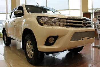 4 549 р. Защитная сетка в бампер (низ, ячейка 4х10 мм) Стрелка11 Премиум Toyota Hilux AN120 дорестайлинг (2016-2020) (Хром)  с доставкой в г. Пермь. Увеличить фотографию 2