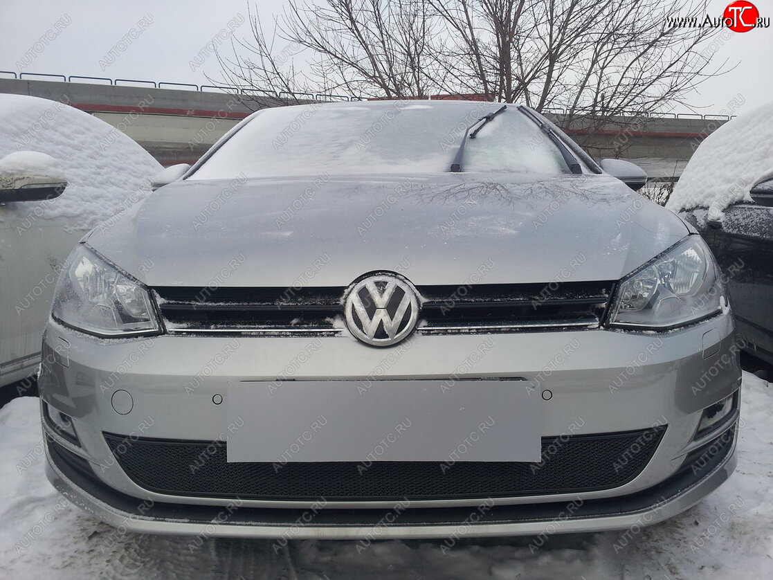 4 299 р. Защитная сетка в бампер (низ, ячейка 4х10 мм) Стрелка11 Премиум Volkswagen Golf 7 дорестайлинг, хэтчбэк 5 дв. (2012-2017) (Чёрная)  с доставкой в г. Пермь