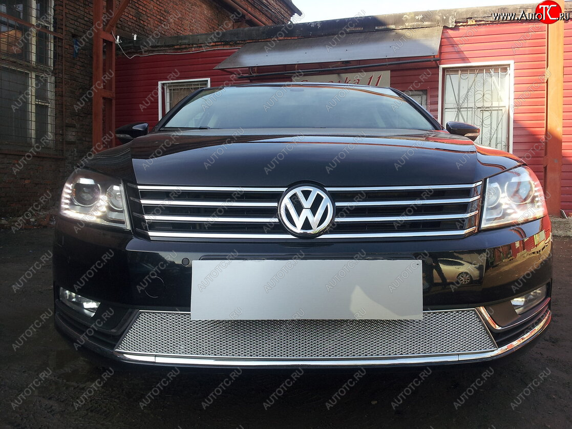 4 299 р. Защитная сетка в бампер (низ, ячейка 4х10 мм) Стрелка11 Премиум Volkswagen Passat B7 универсал (2010-2015) (Хром)  с доставкой в г. Пермь