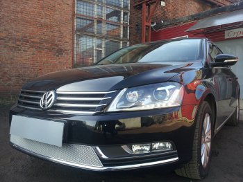 4 299 р. Защитная сетка в бампер (низ, ячейка 4х10 мм) Стрелка11 Премиум Volkswagen Passat B7 универсал (2010-2015) (Хром)  с доставкой в г. Пермь. Увеличить фотографию 2