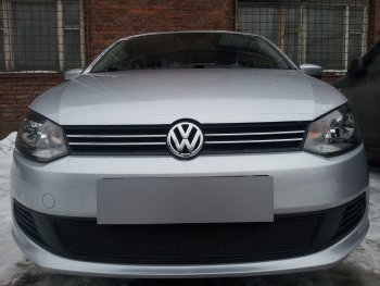 Защитная сетка в бампер (низ, ячейка 4х10 мм) Стрелка11 Премиум Volkswagen Polo 5 седан дорестайлинг (2009-2015) (Чёрная)