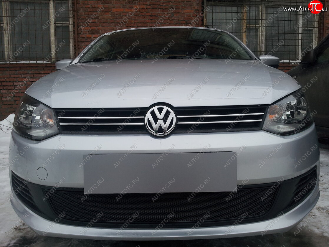 4 299 р. Защитная сетка в бампер (низ, ячейка 4х10 мм) Стрелка11 Премиум Volkswagen Polo 5 седан дорестайлинг (2009-2015) (Чёрная)  с доставкой в г. Пермь