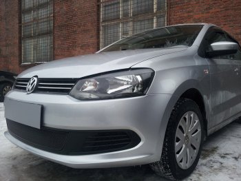 4 299 р. Защитная сетка в бампер (низ, ячейка 4х10 мм) Стрелка11 Премиум Volkswagen Polo 5 седан дорестайлинг (2009-2015) (Чёрная)  с доставкой в г. Пермь. Увеличить фотографию 3