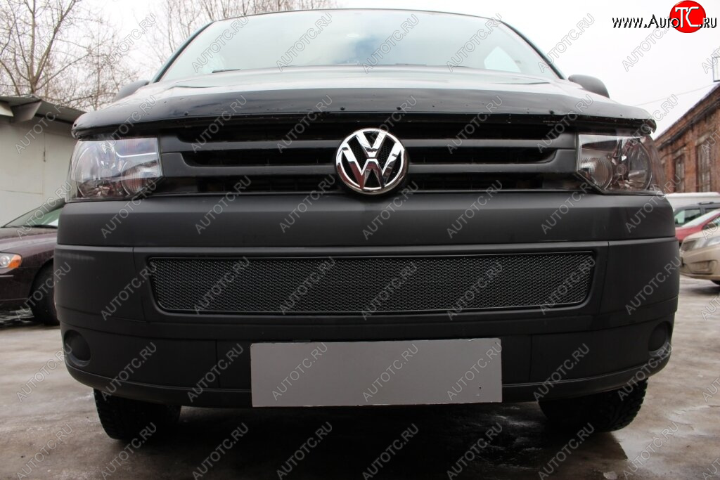 4 299 р. Защитная сетка в бампер (низ, ячейка 4х10 мм) Стрелка11 Премиум Volkswagen Caravelle T5 рестайлинг (2009-2015) (Чёрная)  с доставкой в г. Пермь