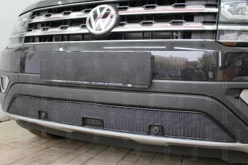 4 499 р. Защитная сетка в бампер (низ, ячейка 4х10 мм) Стрелка11 Премиум Volkswagen Teramont CA1 дорестайлинг (2016-2020) (Чёрная)  с доставкой в г. Пермь. Увеличить фотографию 2
