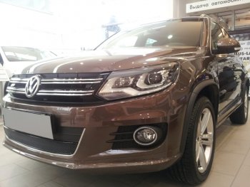 3 899 р. Защитная сетка в бампер (низ, ячейка 4х10 мм) Стрелка11 Премиум Volkswagen Tiguan NF рестайлинг (2011-2017) (Чёрная)  с доставкой в г. Пермь. Увеличить фотографию 3