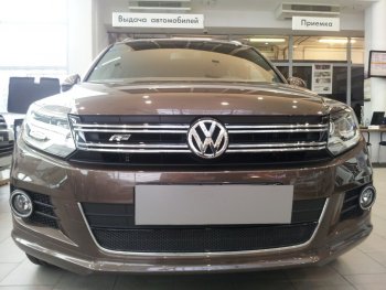 Защитная сетка в бампер (низ, ячейка 4х10 мм) Стрелка11 Премиум Volkswagen Tiguan NF рестайлинг (2011-2017) (Чёрная)