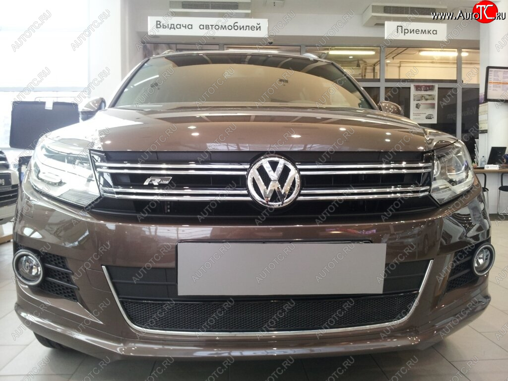 3 899 р. Защитная сетка в бампер (низ, ячейка 4х10 мм) Стрелка11 Премиум Volkswagen Tiguan NF рестайлинг (2011-2017) (Чёрная)  с доставкой в г. Пермь