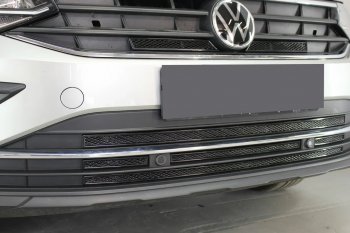 12 999 р. Защитная сетка в бампер (низ, 5 частей, ячейка 4х10 мм) Стрелка11 Премиум Volkswagen Tiguan Mk2 рестайлинг (2020-2022) (Чёрная)  с доставкой в г. Пермь. Увеличить фотографию 3