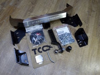 Фаркоп (тягово-сцепное устройство) TCC Тюнинг Toyota Fortuner  AN160 (2020-2025) рестайлинг (крюк Е, надпись Fortuner)