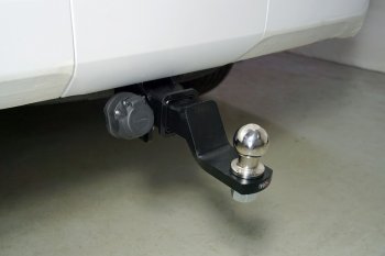 Фаркоп (тягово-сцепное устройство) TCC Тюнинг Toyota Land Cruiser  J300 (2021-2025) дорестайлинг (оцинкованный, шар E нержавейка)