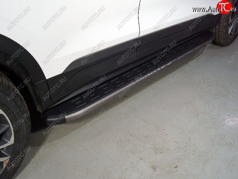 21 999 р. Пороги алюминиевые с пластиковой накладкой ТСС Тюнинг  Geely Coolray  SX11 (2018-2023) дорестайлинг (карбон серые)  с доставкой в г. Пермь