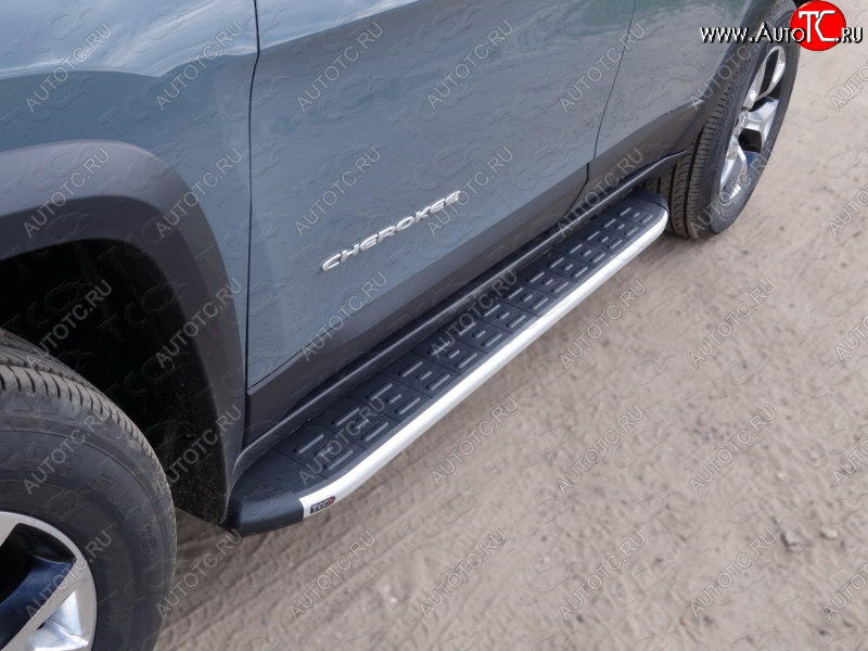 20 599 р. Пороги алюминиевые с пластиковой накладкой (Trailhawk) ТСС Тюнинг Jeep Cherokee KL дорестайлинг (2014-2017) (серый (алюминий))  с доставкой в г. Пермь