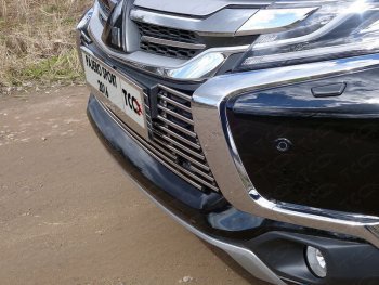 Декоративная вставка переднего бампера (с парктроником) ТСС Тюнинг Mitsubishi Pajero Sport  QE (2015-2021) дорестайлинг (d 12 мм)