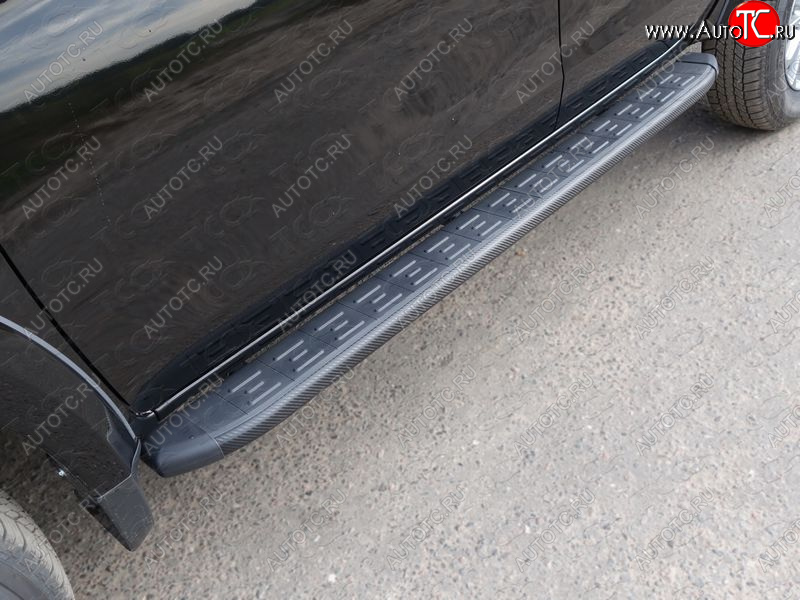 21 999 р. Пороги алюминиевые с пластиковой накладкой ТСС Тюнинг  Mitsubishi L200  5 KK,KL (2018-2022) рестайлинг (карбон черные)  с доставкой в г. Пермь