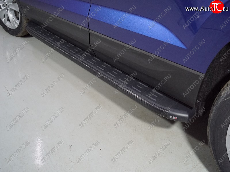 21 999 р. Пороги алюминиевые с пластиковой накладкой ТСС Тюнинг  Skoda Karoq  NU7 (2020-2025) рестайлинг (карбон черные)  с доставкой в г. Пермь