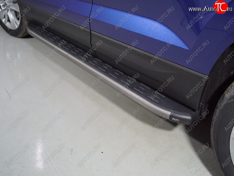 21 999 р. Пороги алюминиевые с пластиковой накладкой, ТСС Тюнинг  Skoda Karoq  NU7 (2020-2025) рестайлинг (карбон серые)  с доставкой в г. Пермь